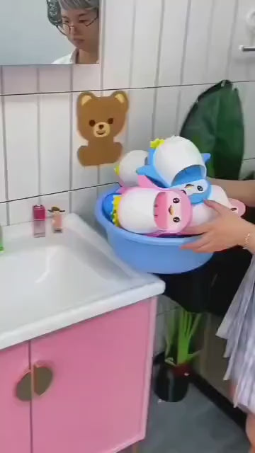 حامل أدوات بشكل بطريق